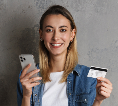 mulher sorridente segurando um cartão de crédito